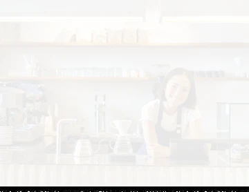 Empleada de cafetería en el mostrador