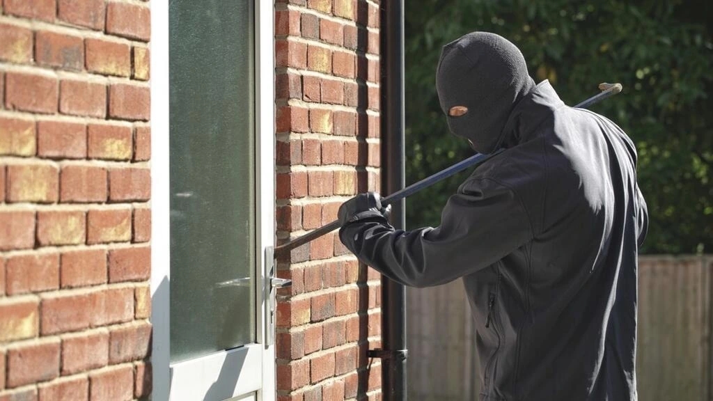 Sistema de alarma anti okupas protegiendo una vivienda vacía