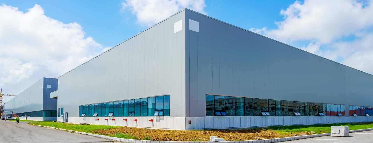 Sistema de alarmas protegiendo una nave comercial con monitoreo en tiempo real